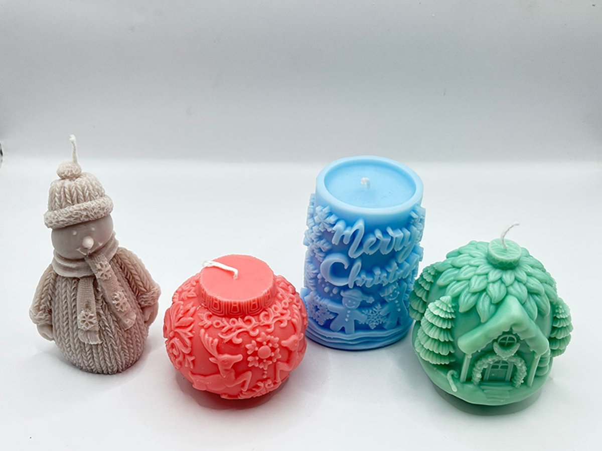 Kerst Geurkaarsen Set – 4 Handgemaakte Kaarsen in Unieke Kerstvormen – Sneeuwpop, Huisje, Kerstbal & Merry Christmas – Natuurlijke Palmwax – Met Geuren van Appel & Kaneel, Dennen en Ceder – Perfect als Cadeau