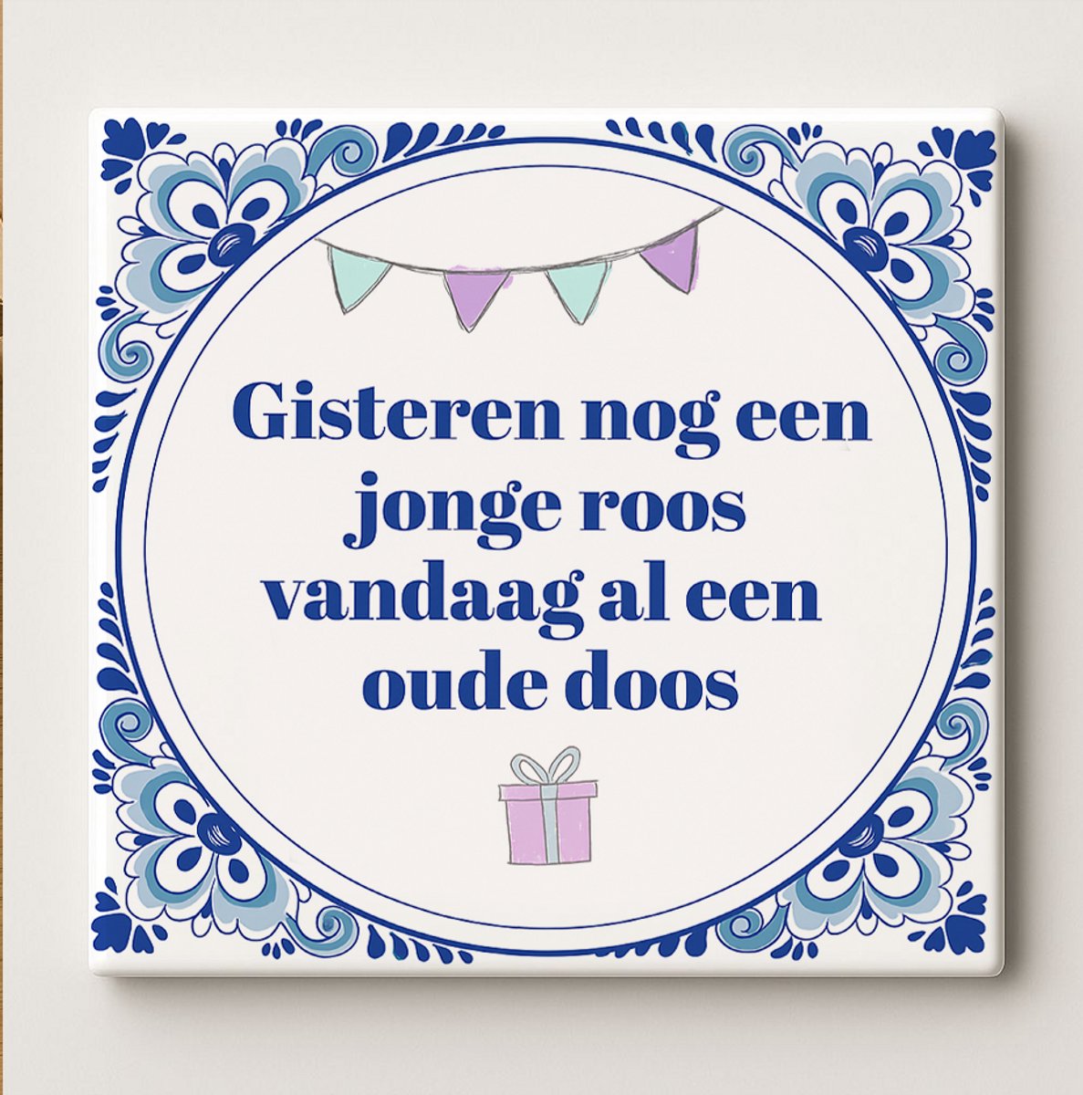 Nevolis Grappige Verjaardag Tegel 15x15cm – “Gisteren nog een jonge roos, vandaag al een oude doos” – Humoristische Blauwe Delfts Stijl Keramische Tegel, Leuk Cadeau voor Haar Multi Color