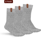 Drie lichtgrijze gebreide sokken van Sukats met bruine labels, gepresenteerd als "3 PAAR".
