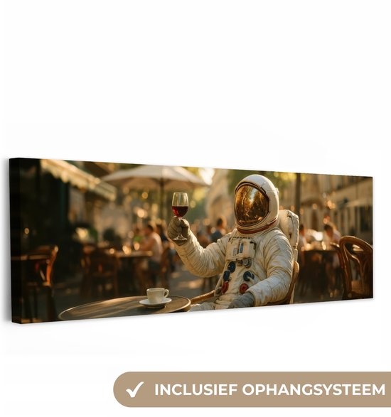 Astronaut in een ruimtepak, proostend met een glas rode wijn op een terras. Een koffiekopje staat op tafel. Tekst: 'Inclusief ophangsysteem'.