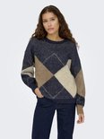 Model van voren in donkerblauwe trui met ruitpatroon in beige en bruin.