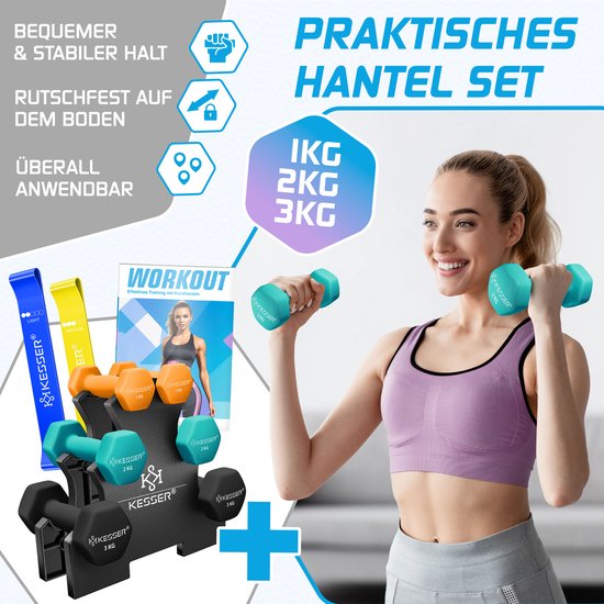 Vrouw met turquoise halters, fitnessbanden en halterrek. Een workout boekje is ook zichtbaar.