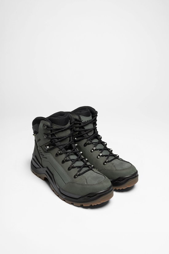 Paar grijze Lowa Renegade Evo Goretex Mid wandelschoenen met zwarte veters.