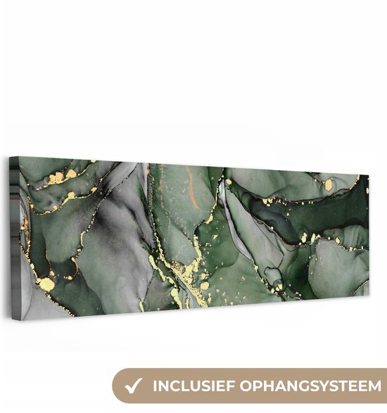 Une toile panoramique représentant un motif abstrait marbré dans des tons vert foncé et doré, avec système de suspension inclus.