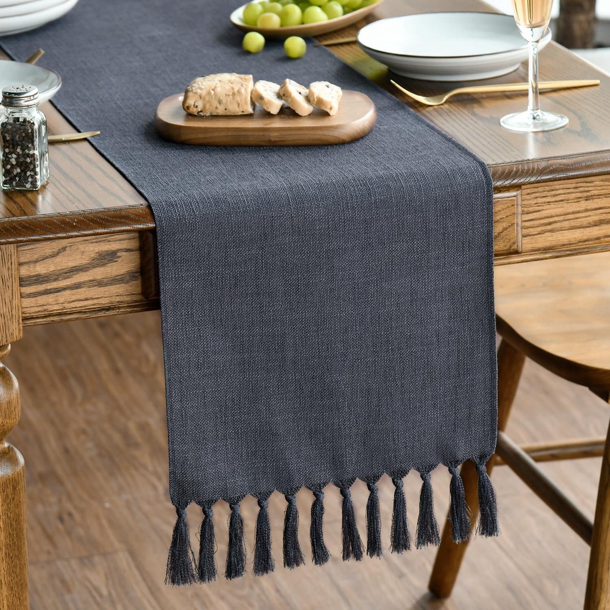 Tafelloper in landhuisstijl met kwastjes, Grafietgrijs – 33 x 183 cm, wasbaar tafellinnen voor keuken, feest, verjaardag of bruiloft