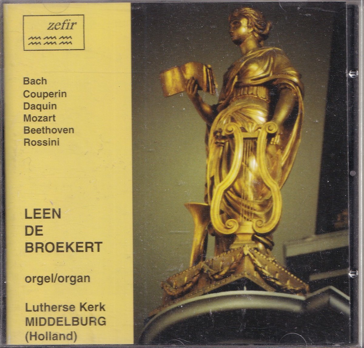 Leen de Broekert bespeelt het orgel van de Lutherse kerk te Middelburg