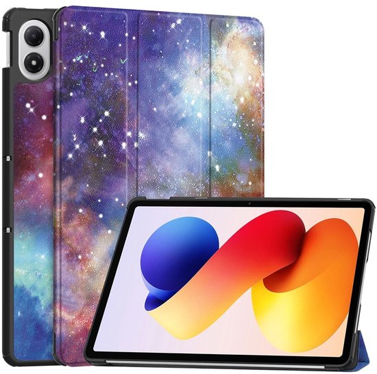Tablette avec coque galaxie à côté d'une tablette, mode support.