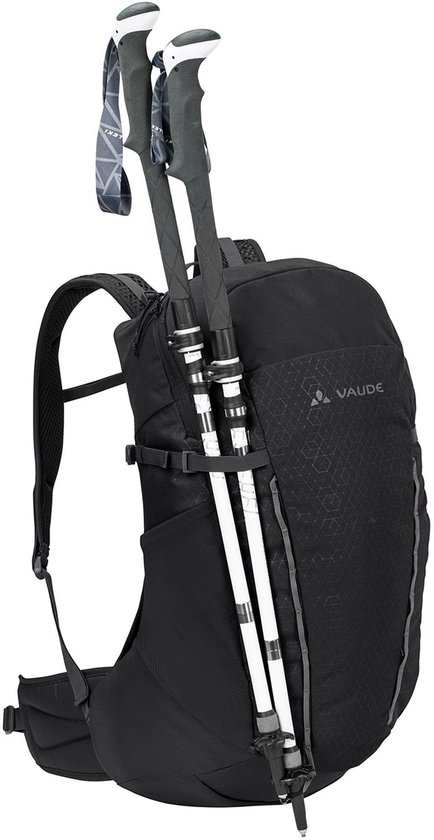 Zwarte Vaude rugzak met wandelstokken.