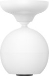 Witte bolvormige HomeBase met een witte plafondbevestiging.