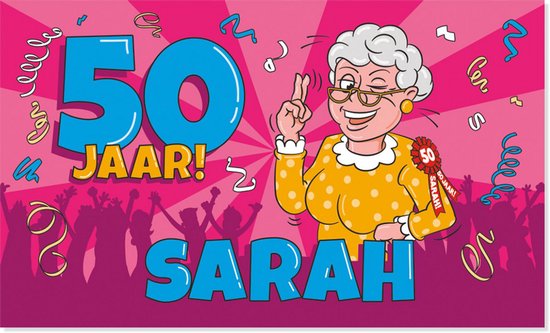 Roze banner met "50 JAAR SARAH" en een cartoon van een vrouw in gele polkadot blouse, met confetti.