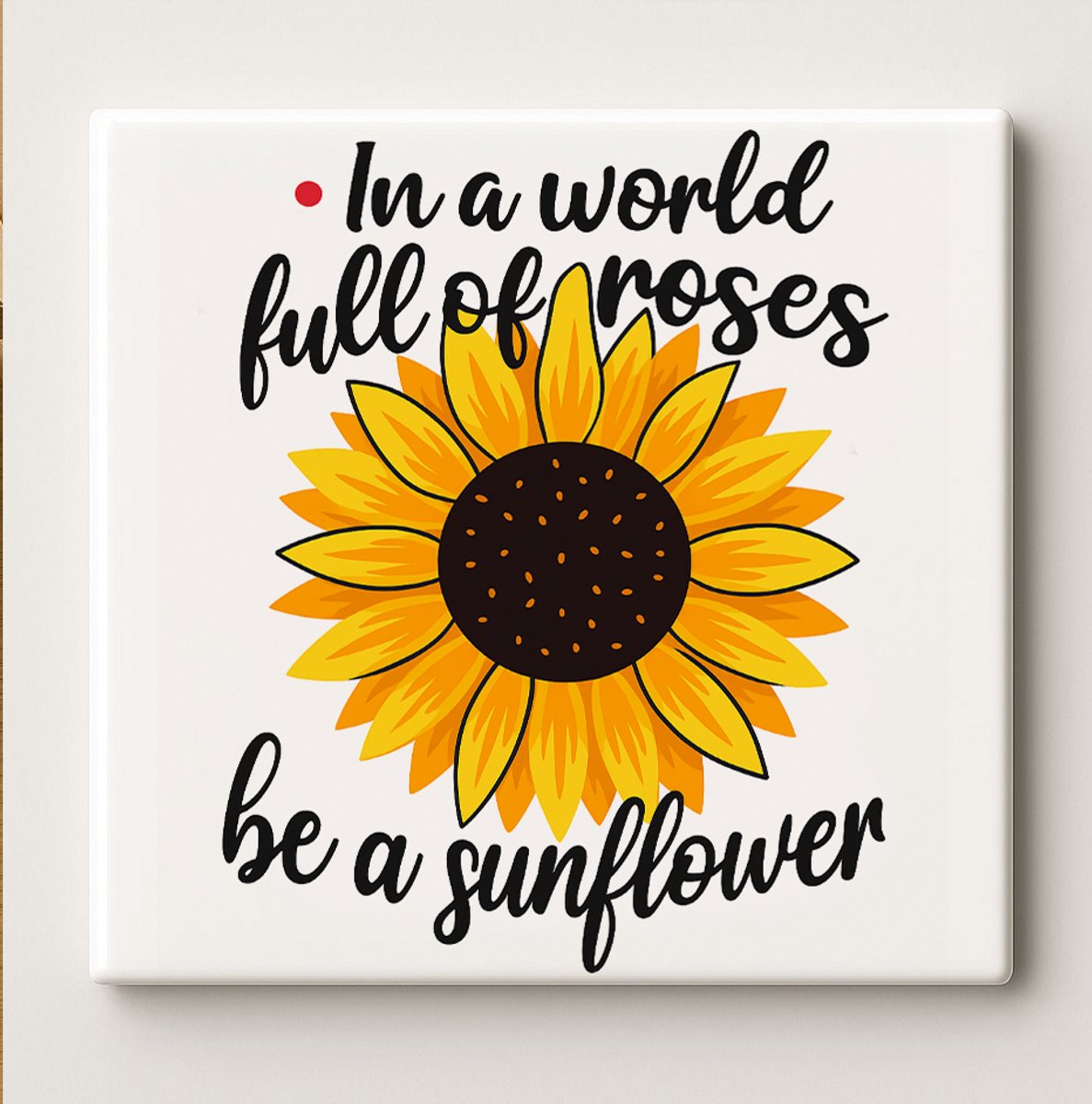 In een Wereld Vol Rozen Wees een Zonnebloem – Inspirerende 15x15 cm Keramische Tegel met Q