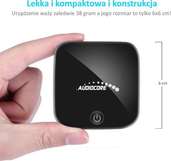 Hand toont kleine zwarte Audiocore Bluetooth 2-in-1 adapter, 6x6cm.