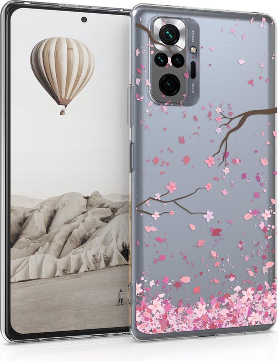 Étui transparent avec une impression de branches et de feuilles de cerisier en fleurs. Montre le téléphone avec un arrière-plan de montgolfière.