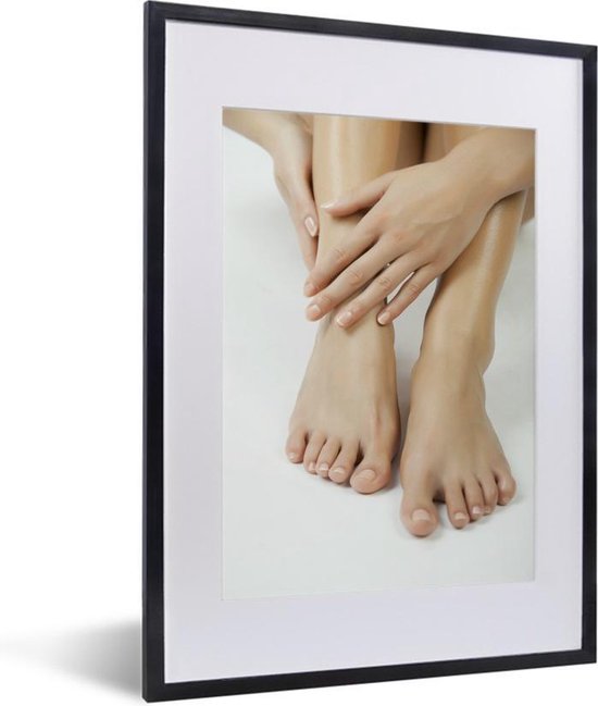 Fotolijst incl. Poster - Blote voeten en handen van een mens - 30x40 cm - Posterlijst