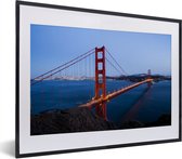 Fotolijst incl. Poster - Golden Gate Bridge verlicht in de avond - 40x30 cm - Posterlijst