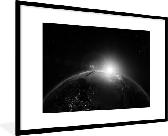Photo encadrée - Lever de soleil sur l' Europe et l' Afrique depuis l'espace dans cadre photo noir et blanc noir avec passe partout blanc 80x120 120x80 cm - Affiche encadrée (Décoration murale salon / chambre)