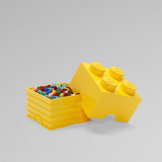 Gele LEGO opbergdoos met deksel, gevuld met gekleurde LEGO blokjes.