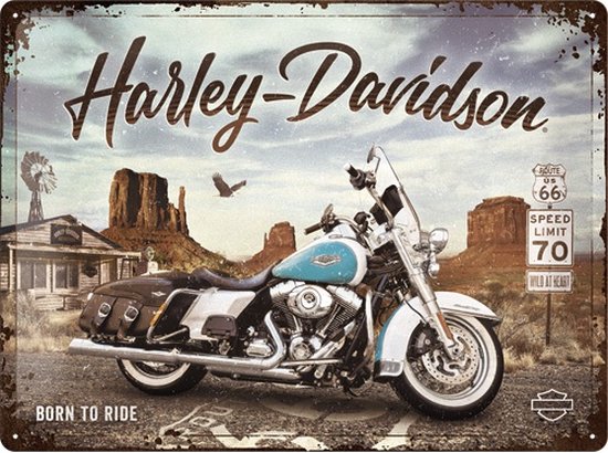 Harley-Davidson motorfiets in wit en lichtblauw met bagage, Route 66 en Route 70 bord.
