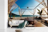 Plate-forme en bois sur une plage tropicale à Bali fotobehang