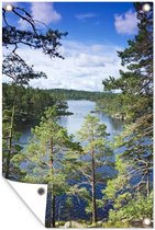 Tuindecoratie Het boslandschap en een meer in het Nationaal park Tiveden in Zweden - 40x60 cm - Tuinposter - Tuindoek - Buitenposter