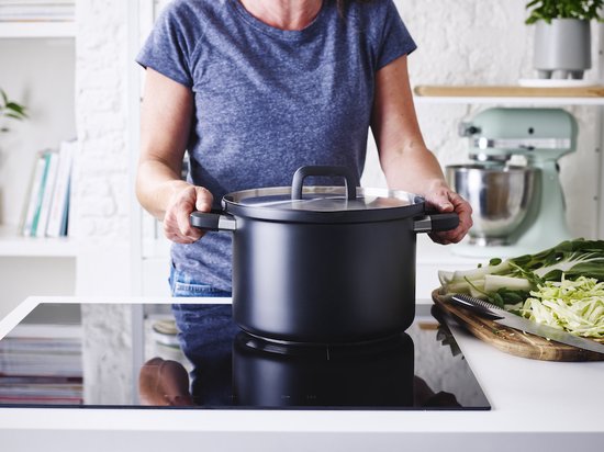BK Flow Cool Black Pannenset 4-delig - 16/18/20cm - Zonder PFAS-vrije antikleeflaag - Pannenset inductie - RVS kookpan - Ovenbestendig tot 160°C - Met deksel - Zilver
