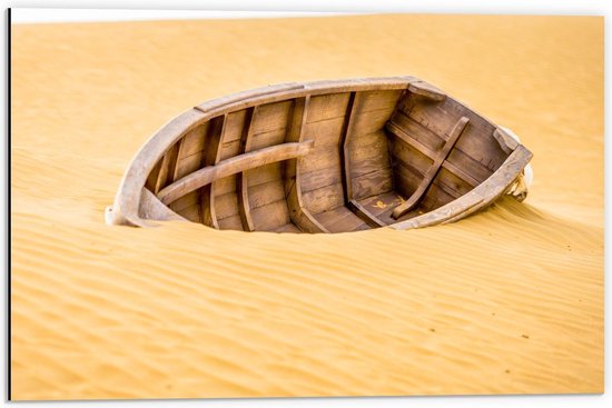 Dibond - Vissersbootje vast in Woestijn - 60x40cm Foto op Aluminium (Met Ophangsysteem)