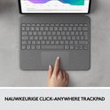 Grijze iPad hoes met toetsenbord en trackpad. Vingers gebruiken het trackpad.