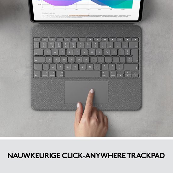 Grijze iPad hoes met toetsenbord en trackpad. Vingers gebruiken het trackpad.