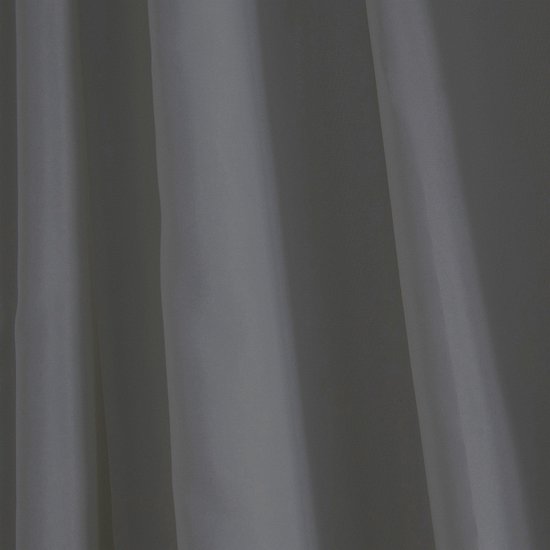 Texture détaillée d'un rideau de douche gris clair avec des plis.