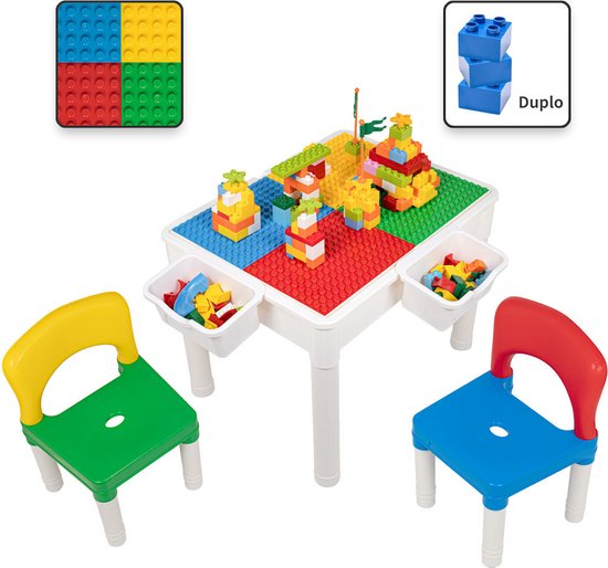 Foto: Kindertafel met 2 stoeltjes speeltafel met bouwplaat en vlakke kant 2 bakjes geschikt voor duplo bouwstenen