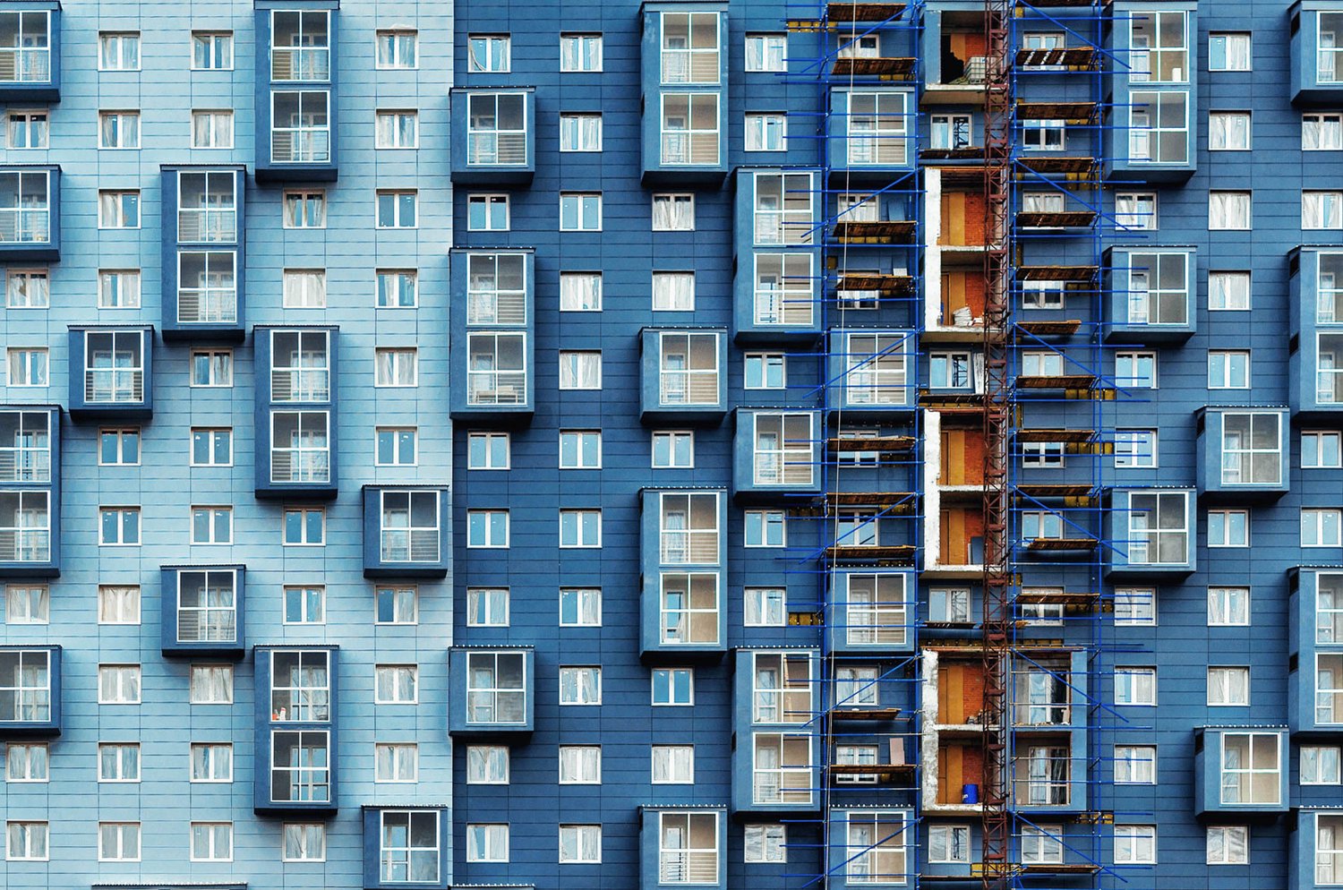 Schilderij - flatgebouw - blauw - Collectie rhythm of the city - Dibond wit - 148x98cm
