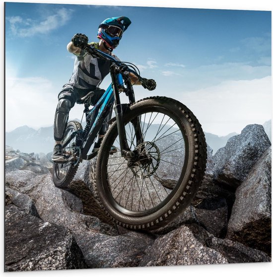 Dibond - Mountainbiker op Rots - 100x100cm Foto op Aluminium (Met Ophangsysteem)