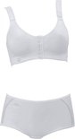 Witte sportbeha met voorsluiting en bijpassende witte short. Zijkanten van de short hebben een gaasdetail.