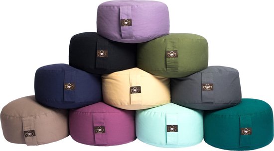 Stapel van elf meditatiekussens in meerdere kleuren: taupe, paars, roze, zwart, donkerblauw, groen, lichtgrijs, beige en mintgroen.