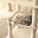 Twee katten, één witte en één grijze, liggen ontspannen in de hangmat van een beige krabpaal.