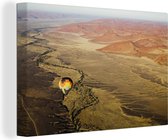 Canvas schilderij 140x90 cm - Wanddecoratie Luchtballon boven Namib woestijn Namibie in Afrika - Muurdecoratie woonkamer - Slaapkamer decoratie - Kamer accessoires - Schilderijen