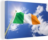 Canvas Schilderij Vlag van Ierland op een zonnige middag - 90x60 cm - Wanddecoratie