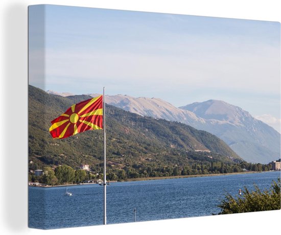 Canvas Schilderij De nationale vlag van Macedonië boven een meer - 30x20 cm - Wanddecoratie