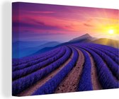 Canvas Schilderij De zon gaat prachtig onder in de lavendelvelden gevestigd in de bergen - 30x20 cm - Wanddecoratie