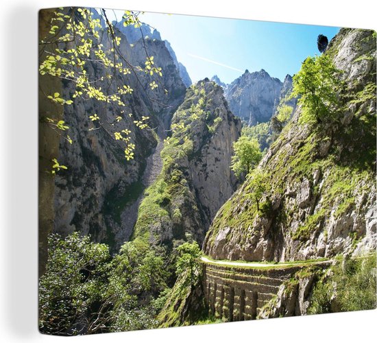 Canvas schilderij 160x120 cm - Wanddecoratie Pad op de rand van de kliffen bij het Spaanse Nationale park Picos de Europa - Muurdecoratie woonkamer - Slaapkamer decoratie - Kamer accessoires - Schilderijen