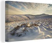 Canvas Schilderij Het besneeuwde landschap in het Nationaal park Northumberland in Engeland - 90x60 cm - Wanddecoratie