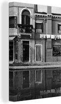 Maisons reflétées dans l'eau sur Burano en toile noir et blanc 2cm 60x90 cm - Tirage photo sur toile (Décoration murale salon / chambre) / Villes européennes Peintures sur toile