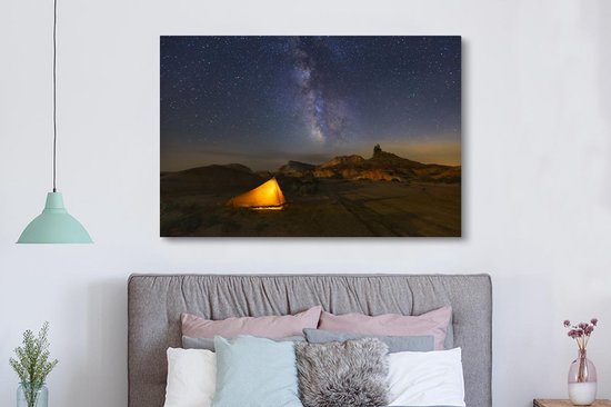 Une tente lumineuse dans un paysage de montagne 180x120 cm - Tirage photo sur toile (Décoration murale salon / chambre) XXL / Groot format!