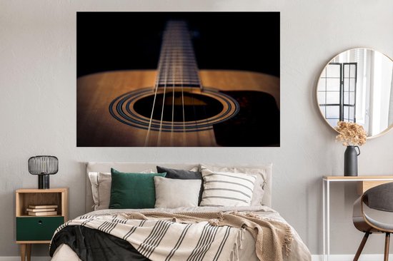 Poster Close up van een Akoestische gitaar op een zwarte achtergrond - 180x120 cm XXL