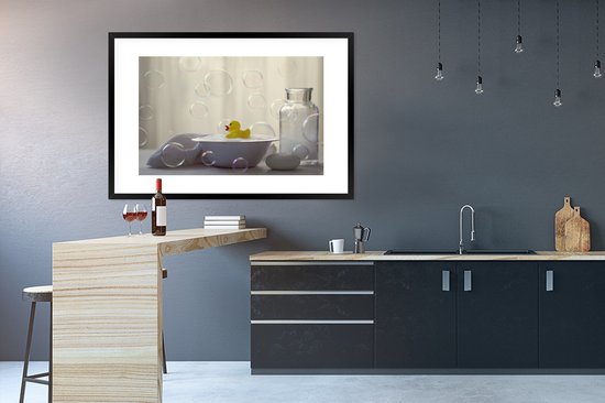 Canard de Bain dans un plat avec cadre photo à l'eau savonneuse noir avec passe-partout blanc 80x120