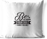 Buitenkussens - Tuin - Quote Be the person your dog thinks you are op een witte achtergrond - 60x60 cm
