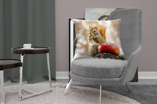 Coussins Coussins décoratifs - Coussin - Un écureuil appréciant sa nourriture en hiver - 60x60 cm - Coussin en coton