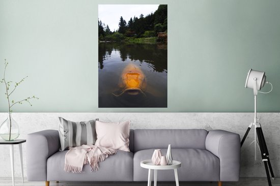Poster Une carpe koi géante dans l'eau 120x180 cm - Tirage photo sur Poster (décoration murale salon / chambre) / Poster Animaux sauvages XXL / Groot format!