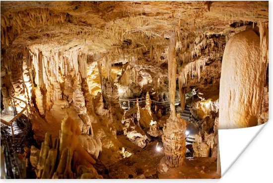 Poster Grot met stalagmieten en stalactieten - 120x80 cm | bol.com