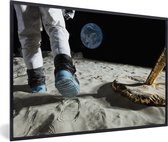 Photo en cadre - Voyageur de l'espace prenant un cadre photo moonwalk noir sans passe-partout 30x20 cm - Affiche sous cadre (Décoration murale salon / chambre)